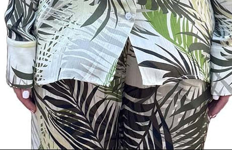 Camisa de mujer estampada y cierre mediante botones. Utilízala como una sobrecamisa.

Composición: 100% Poliéster.

Se recomienda lavar a mano o en lavadora hasta 30º. No usar lejía, planchar suavemente del revés hasta 110º y no usar secadora.