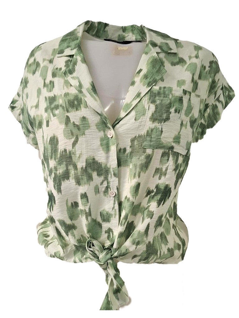 Camisa corta de mujer, estampada, de manga corta y detalle de nudo frontal. Bolsillo en el pecho y de cierra mediante botones.

Composición: 90% Viscosa y 10% Poliamida.

Se recomienda lavar a mano o en lavadora hasta 30º. No usar lejía, planchar suavemente del revés hasta 110º y no usar secadora.