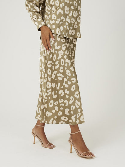 Falda Aura de manga larga para mujer con un estampado vibrante que aporta personalidad a cualquier look. Perfecta para combinar con tus prendas favoritas, tanto en estilo casual como en propuestas más sofisticadas.

Composición: 100% Poliéster.

Se recomienda lavar a mano o en lavadora hasta 30º. No usar lejía, planchar suavemente del revés hasta 110º y no usar secadora.