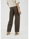 Pantalón de mujer con tejido super cómodo y fresco. Detalle de bolsillos grandes en parte trasera.&nbsp;

Composición: 100% Algodón.

Se recomienda lavar a mano o en lavadora hasta 30º. No usar lejía, planchar suavemente del revés hasta 110º y no usar secadora.