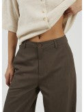 Pantalón de mujer con tejido super cómodo y fresco. Detalle de bolsillos grandes en parte trasera.&nbsp;

Composición: 100% Algodón.

Se recomienda lavar a mano o en lavadora hasta 30º. No usar lejía, planchar suavemente del revés hasta 110º y no usar secadora.