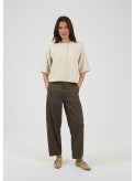 Pantalón de mujer con tejido super cómodo y fresco. Detalle de bolsillos grandes en parte trasera.&nbsp;

Composición: 100% Algodón.

Se recomienda lavar a mano o en lavadora hasta 30º. No usar lejía, planchar suavemente del revés hasta 110º y no usar secadora.