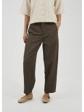 Pantalón de mujer con tejido super cómodo y fresco. Detalle de bolsillos grandes en parte trasera.&nbsp;

Composición: 100% Algodón.

Se recomienda lavar a mano o en lavadora hasta 30º. No usar lejía, planchar suavemente del revés hasta 110º y no usar secadora.