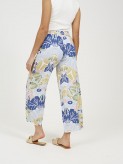 Pantalón estampado ancho con goma en cintura y bolsillos.

Composición:: 100% Viscosa.

Se recomienda lavar a mano o en lavadora hasta 30º. No usar lejía, planchar suavemente del revés hasta 110º y no usar secadora.