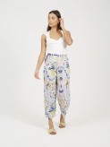 Pantalón estampado ancho con goma en cintura y bolsillos.

Composición:: 100% Viscosa.

Se recomienda lavar a mano o en lavadora hasta 30º. No usar lejía, planchar suavemente del revés hasta 110º y no usar secadora.