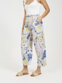 Pantalón estampado ancho con goma en cintura y bolsillos.

Composición:: 100% Viscosa.

Se recomienda lavar a mano o en lavadora hasta 30º. No usar lejía, planchar suavemente del revés hasta 110º y no usar secadora.