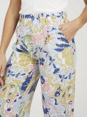 Pantalón estampado ancho con goma en cintura y bolsillos.

Composición:: 100% Viscosa.

Se recomienda lavar a mano o en lavadora hasta 30º. No usar lejía, planchar suavemente del revés hasta 110º y no usar secadora.
