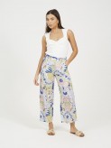 Pantalón estampado ancho con goma en cintura y bolsillos.

Composición:: 100% Viscosa.

Se recomienda lavar a mano o en lavadora hasta 30º. No usar lejía, planchar suavemente del revés hasta 110º y no usar secadora.