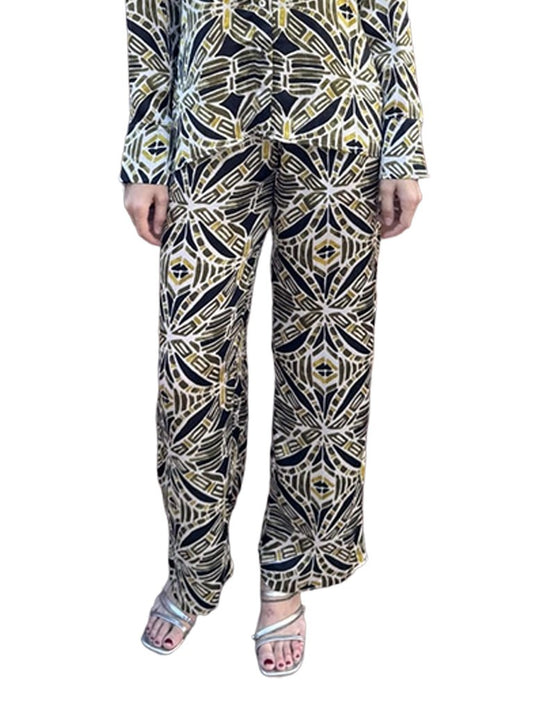 Pantalón de mujer estampado , con cintura elástica y bolsillos.

Composición: 100% Poliéster.

Se recomienda lavar a mano o en lavadora hasta 30º. No usar lejía, planchar suavemente del revés hasta 110º y no usar secadora.