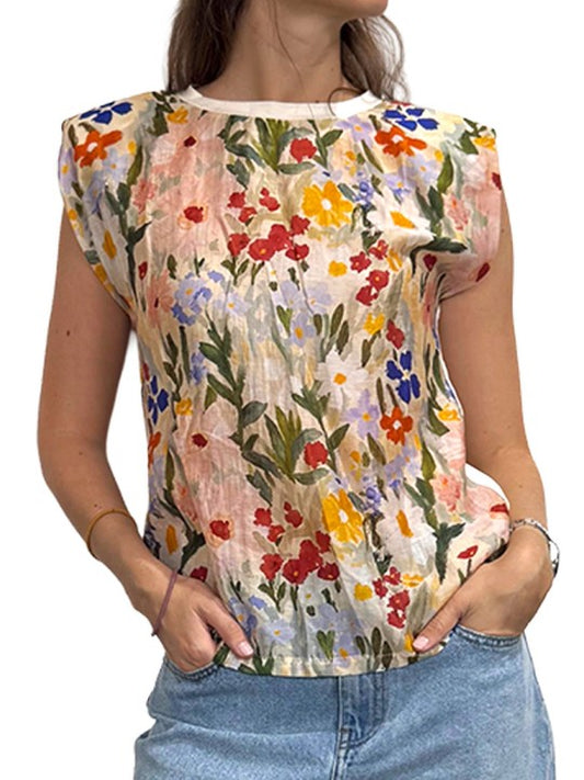 Camiseta de manga corta con estampado frontal, espalda lisa, de cuello redondo.

Composición: Frontal&nbsp;80% Poliéster y 20% Viscosa. Espalda, 80% elastano y 20% Espalda.9

Se recomienda lavar a mano o en lavadora hasta 30º. No usar lejía, planchar suavemente del revés hasta 110º y no usar secadora.