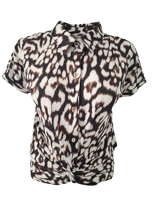 Camisa de manga corta con estampado de leopardo, y cierre mediante botones. Detalle de frunce delantero. Tejido suave que no requiere plancha.

Composición: 93% Poliéster y 7% Elastano.

Se recomienda lavar a mano o en lavadora hasta 30º. No usar lejía, planchar suavemente del revés hasta 110º y no usar secadora.