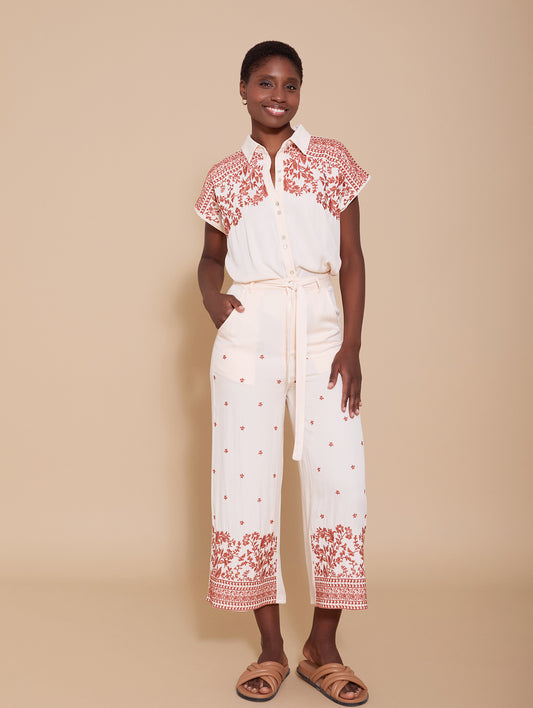 Pantalón cropped de viscosa, bordado floral y cinturón.

Composición: 100% Viscosa.

Se recomienda lavar a mano o en lavadora hasta 30º. No usar lejía, planchar suavemente del revés hasta 110º y no usar secadora.