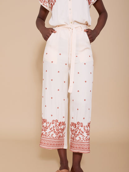 Pantalón cropped de viscosa, bordado floral y cinturón.

Composición: 100% Viscosa.

Se recomienda lavar a mano o en lavadora hasta 30º. No usar lejía, planchar suavemente del revés hasta 110º y no usar secadora.