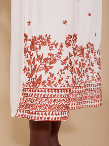 Pantalón cropped de viscosa, bordado floral y cinturón.

Composición: 100% Viscosa.

Se recomienda lavar a mano o en lavadora hasta 30º. No usar lejía, planchar suavemente del revés hasta 110º y no usar secadora.