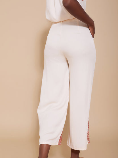 Pantalón cropped de viscosa, bordado floral y cinturón.

Composición: 100% Viscosa.

Se recomienda lavar a mano o en lavadora hasta 30º. No usar lejía, planchar suavemente del revés hasta 110º y no usar secadora.