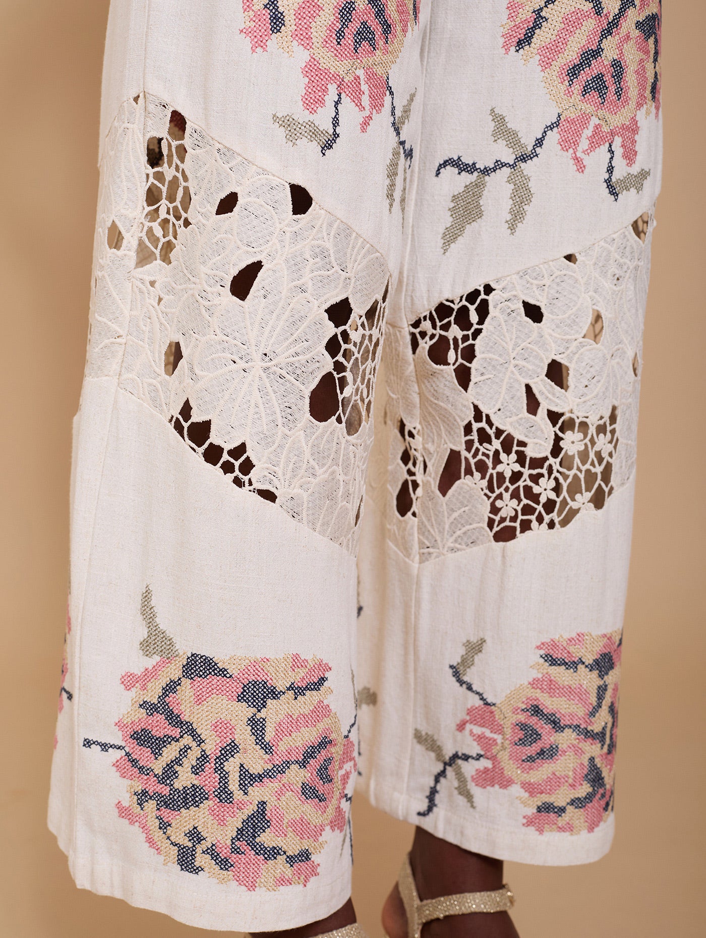 Pantalón bimateria con encaje y bordado floral.

Composición: 70% Viscosa y 30% Lino.

Se recomienda lavar a mano o en lavadora hasta 30º. No usar lejía, planchar suavemente del revés hasta 110º y no usar secadora.