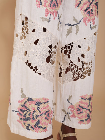 Pantalón bimateria con encaje y bordado floral.

Composición: 70% Viscosa y 30% Lino.

Se recomienda lavar a mano o en lavadora hasta 30º. No usar lejía, planchar suavemente del revés hasta 110º y no usar secadora.