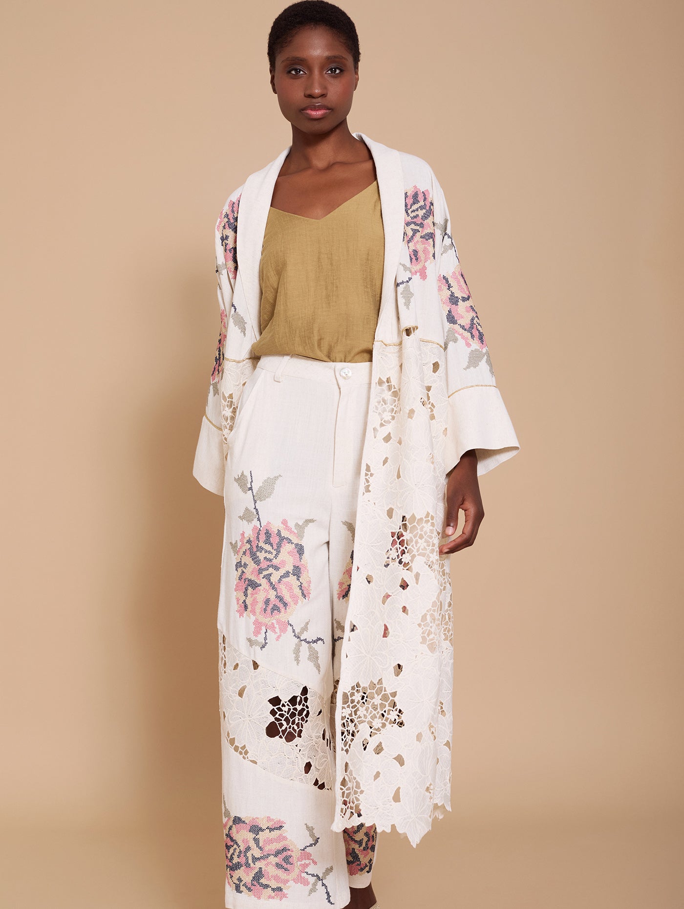 Pantalón bimateria con encaje y bordado floral.

Composición: 70% Viscosa y 30% Lino.

Se recomienda lavar a mano o en lavadora hasta 30º. No usar lejía, planchar suavemente del revés hasta 110º y no usar secadora.