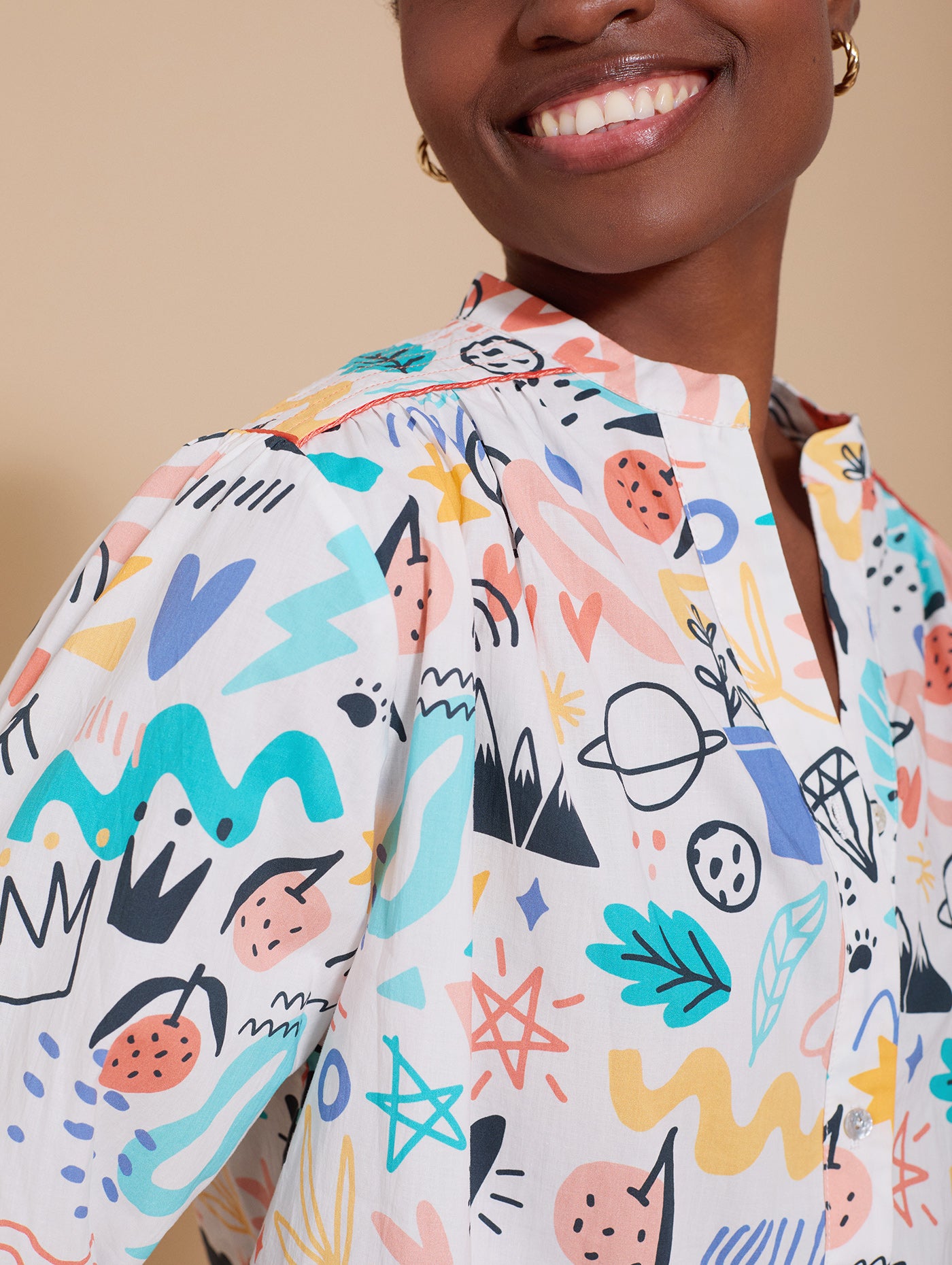 Blusa estampada naif, multicolor, con hombrera que hace contraste.

Composición: 100% Algodón.

Se recomienda lavar a mano o en lavadora hasta 30º. No usar lejía, planchar suavemente del revés hasta 110º y no usar secadora.