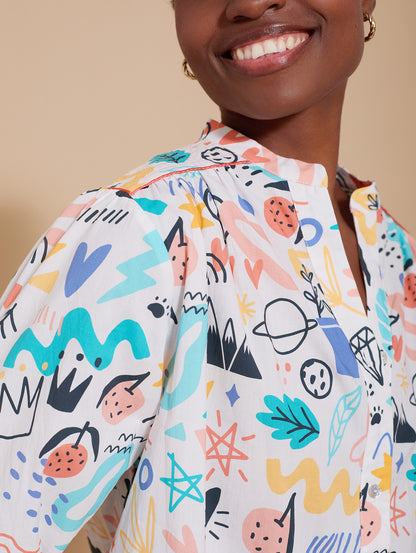 Blusa estampada naif, multicolor, con hombrera que hace contraste.

Composición: 100% Algodón.

Se recomienda lavar a mano o en lavadora hasta 30º. No usar lejía, planchar suavemente del revés hasta 110º y no usar secadora.