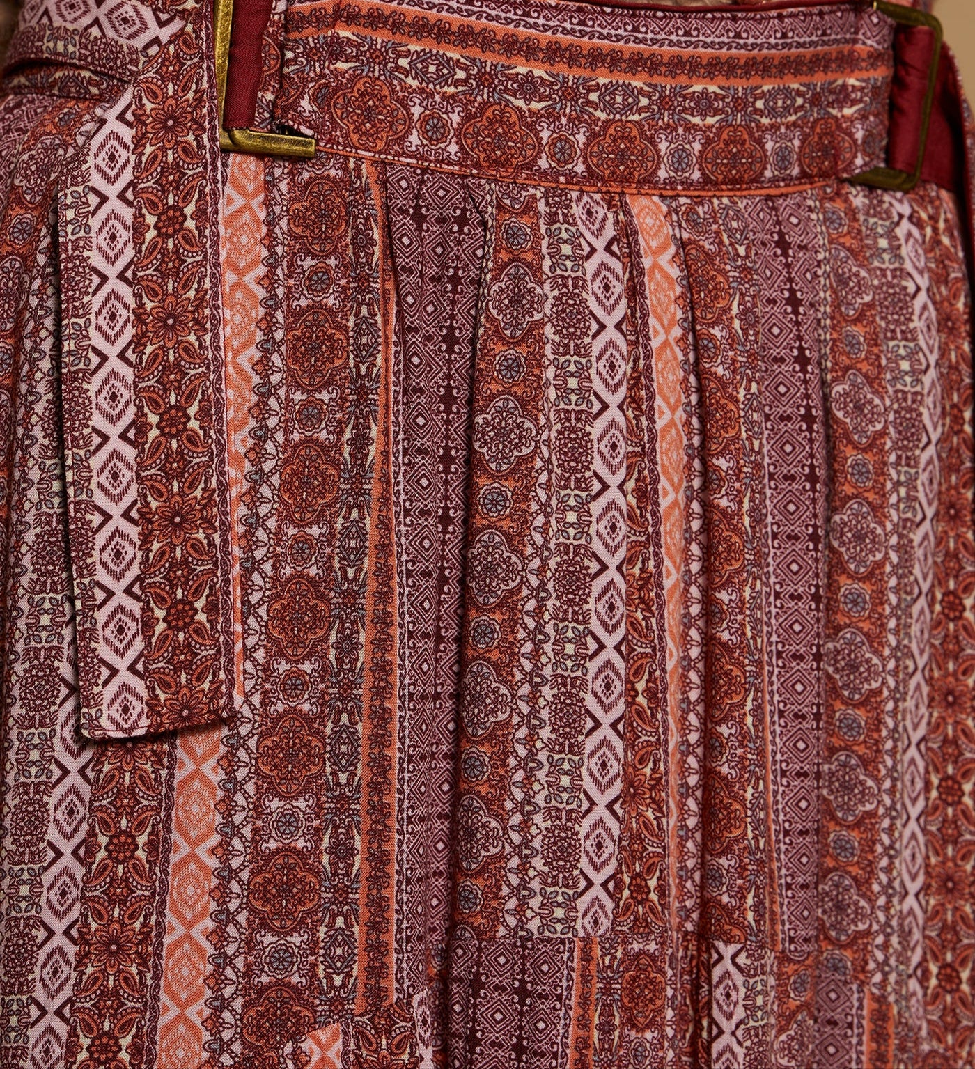 Falda larga, con forro y bolsillos, Detalle de hebillas en los laterales.

Composición: 100% Viscosa.


Se recomienda lavar a mano o en lavadora hasta 30º. No usar lejía, planchar suavemente del revés hasta 110º y no usar secadora.