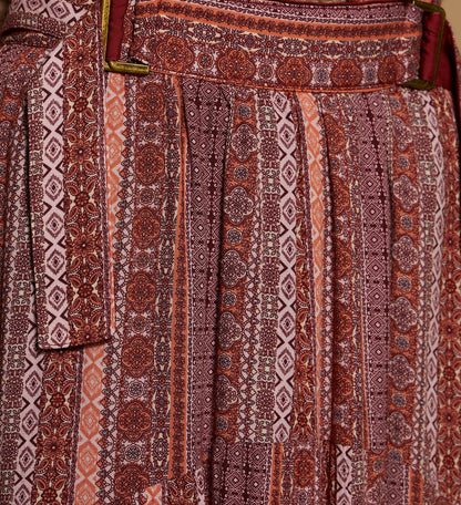 Falda larga, con forro y bolsillos, Detalle de hebillas en los laterales.

Composición: 100% Viscosa.


Se recomienda lavar a mano o en lavadora hasta 30º. No usar lejía, planchar suavemente del revés hasta 110º y no usar secadora.