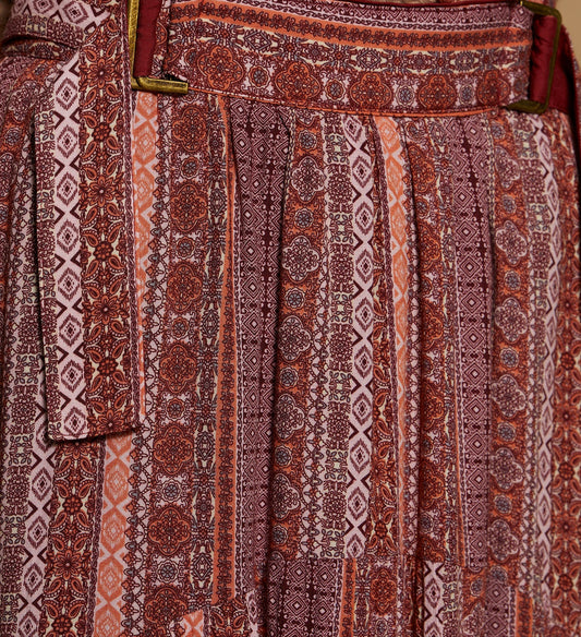 Falda larga, con forro y bolsillos, Detalle de hebillas en los laterales.

Composición: 100% Viscosa.


Se recomienda lavar a mano o en lavadora hasta 30º. No usar lejía, planchar suavemente del revés hasta 110º y no usar secadora.