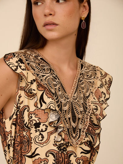 Vestido largo con detalle de volante en pecho, cinturón a juego y bolsillos. Estampado ideal. Utilízalo para un evento especial o para el día a día, jugando con tus complementos.

Composición: 70% Viscosa y 30% Nylon.

Se recomienda lavar a mano o en lavadora hasta 30º. No usar lejía, planchar suavemente del revés hasta 110º y no usar secadora.