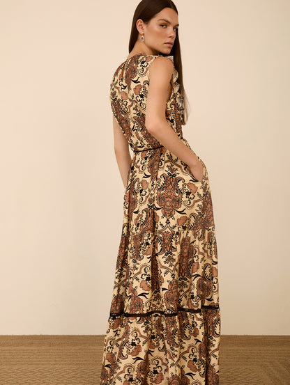 Vestido largo con detalle de volante en pecho, cinturón a juego y bolsillos. Estampado ideal. Utilízalo para un evento especial o para el día a día, jugando con tus complementos.

Composición: 70% Viscosa y 30% Nylon.

Se recomienda lavar a mano o en lavadora hasta 30º. No usar lejía, planchar suavemente del revés hasta 110º y no usar secadora.