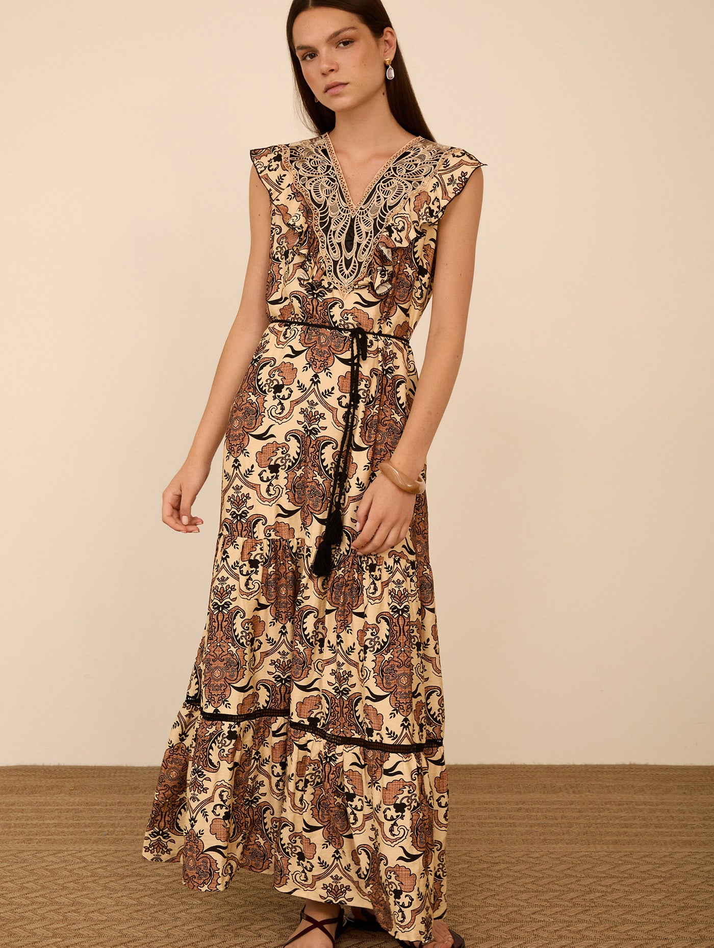 Vestido largo con detalle de volante en pecho, cinturón a juego y bolsillos. Estampado ideal. Utilízalo para un evento especial o para el día a día, jugando con tus complementos.

Composición: 70% Viscosa y 30% Nylon.

Se recomienda lavar a mano o en lavadora hasta 30º. No usar lejía, planchar suavemente del revés hasta 110º y no usar secadora.