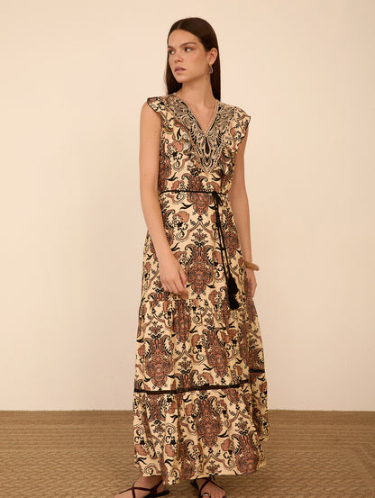 Vestido largo con detalle de volante en pecho, cinturón a juego y bolsillos. Estampado ideal. Utilízalo para un evento especial o para el día a día, jugando con tus complementos.

Composición: 70% Viscosa y 30% Nylon.

Se recomienda lavar a mano o en lavadora hasta 30º. No usar lejía, planchar suavemente del revés hasta 110º y no usar secadora.