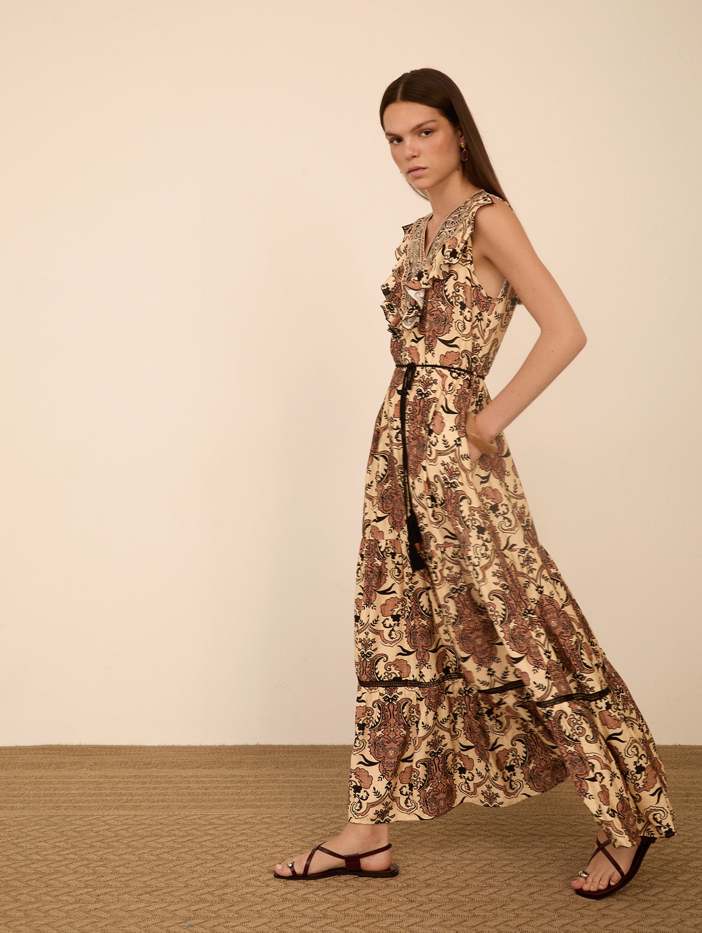 Vestido largo con detalle de volante en pecho, cinturón a juego y bolsillos. Estampado ideal. Utilízalo para un evento especial o para el día a día, jugando con tus complementos.

Composición: 70% Viscosa y 30% Nylon.

Se recomienda lavar a mano o en lavadora hasta 30º. No usar lejía, planchar suavemente del revés hasta 110º y no usar secadora.