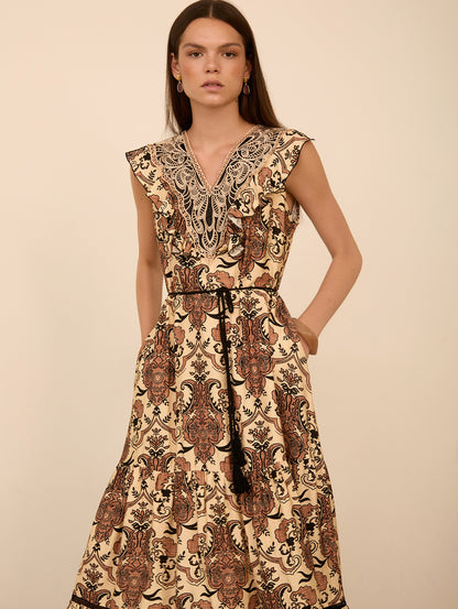 Vestido largo con detalle de volante en pecho, cinturón a juego y bolsillos. Estampado ideal. Utilízalo para un evento especial o para el día a día, jugando con tus complementos.

Composición: 70% Viscosa y 30% Nylon.

Se recomienda lavar a mano o en lavadora hasta 30º. No usar lejía, planchar suavemente del revés hasta 110º y no usar secadora.