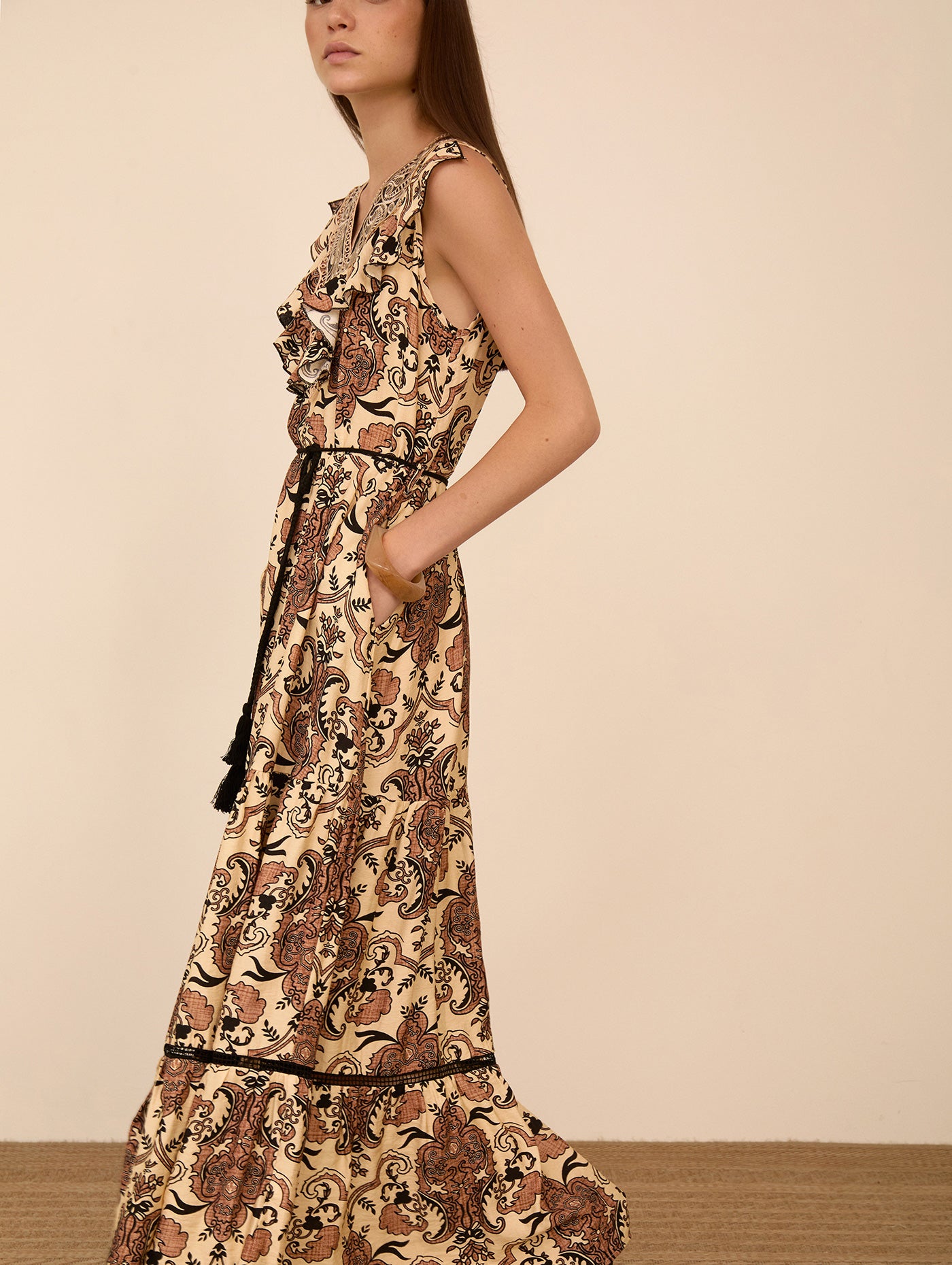 Vestido largo con detalle de volante en pecho, cinturón a juego y bolsillos. Estampado ideal. Utilízalo para un evento especial o para el día a día, jugando con tus complementos.

Composición: 70% Viscosa y 30% Nylon.

Se recomienda lavar a mano o en lavadora hasta 30º. No usar lejía, planchar suavemente del revés hasta 110º y no usar secadora.