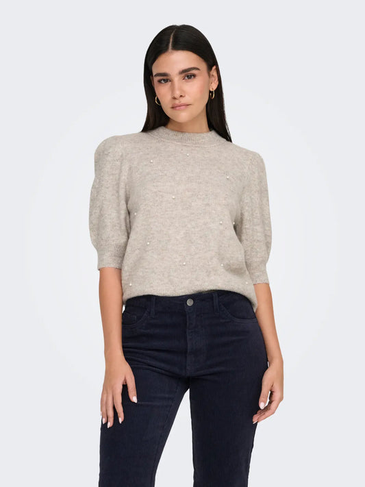 Jersey de punto muy agradable, de manga francesa abullonada. Detalle de perlitas en parte delantera.

Composición: 51% Poliéster, 46% Acrílico y 3% Elastano.

Se recomienda lavar a mano o en lavadora hasta 30º. No usar lejía, planchar suavemente del revés hasta 110º y no usar secadora.