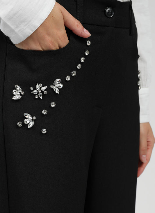 Pantalón recto con detalle de botones en laterales.

Composición: 95 Poliéster y 5% Elastano.

Se recomienda lavar a mano o en lavadora hasta 30º. No usar lejía, planchar suavemente del revés hasta 110º y no usar secadora.