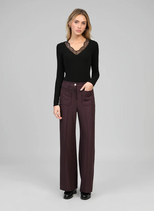 Pantalón recto con detalle de botones en laterales.

Composición: 95% Poliéster y 5% Elastano.

Se recomienda lavar a mano o en lavadora hasta 30º. No usar lejía, planchar suavemente del revés hasta 110º y no usar secadora.