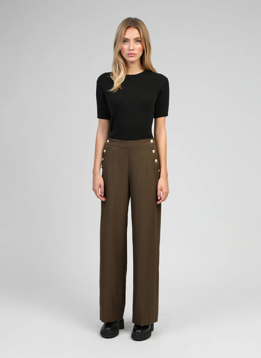 Pantalón recto con detalle de botones en laterales.

Composición: 95 Poliéster y 5% Elastano.

Se recomienda lavar a mano o en lavadora hasta 30º. No usar lejía, planchar suavemente del revés hasta 110º y no usar secadora.