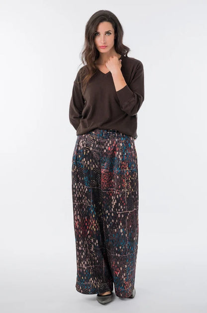 Pantalón estampado de tiro alto y pata ancha. Muy estiloso e ideal para disfrutarlo desde ya, y durante todo el otoño/invierno. Cinturón a juego.

Composición: 100% Poliéster.

Se recomienda lavar a mano o en lavadora hasta 30º. No usar lejía, planchar suavemente del revés hasta 110º y no usar secadora.