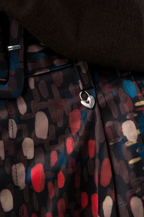 Pantalón estampado de tiro alto y pata ancha. Muy estiloso e ideal para disfrutarlo desde ya, y durante todo el otoño/invierno. Cinturón a juego.

Composición: 100% Poliéster.

Se recomienda lavar a mano o en lavadora hasta 30º. No usar lejía, planchar suavemente del revés hasta 110º y no usar secadora.