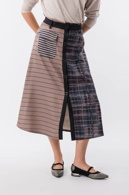 Una falda que mezcla texturas, líneas y detalles como si fueran notas de una misma melodía. Su diseño combina estampados y botones que aportan carácter y movimiento al look. Original, cómoda y llena de personalidad, es perfecta para crear conjuntos únicos. Porque tu estilo también es una forma de contar tu historia.

Composición: 100% Poliéster.

Se recomienda lavar a mano o en lavadora hasta 30º. No usar lejía, planchar suavemente del revés hasta 110º y no usar secadora.