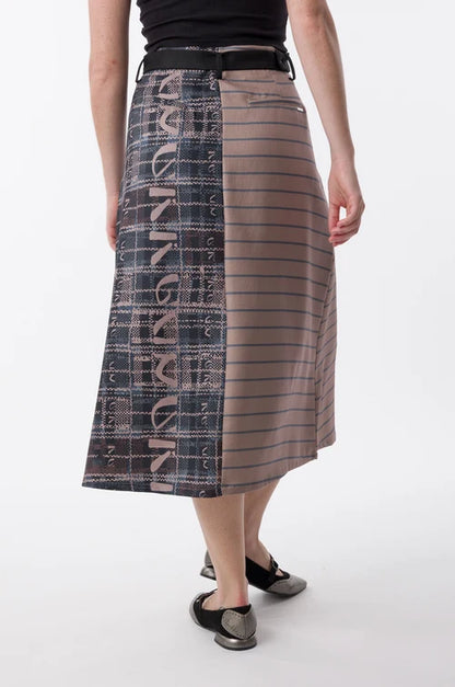 Una falda que mezcla texturas, líneas y detalles como si fueran notas de una misma melodía. Su diseño combina estampados y botones que aportan carácter y movimiento al look. Original, cómoda y llena de personalidad, es perfecta para crear conjuntos únicos. Porque tu estilo también es una forma de contar tu historia.

Composición: 100% Poliéster.

Se recomienda lavar a mano o en lavadora hasta 30º. No usar lejía, planchar suavemente del revés hasta 110º y no usar secadora.