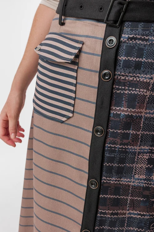 Una falda que mezcla texturas, líneas y detalles como si fueran notas de una misma melodía. Su diseño combina estampados y botones que aportan carácter y movimiento al look. Original, cómoda y llena de personalidad, es perfecta para crear conjuntos únicos. Porque tu estilo también es una forma de contar tu historia.

Composición: 100% Poliéster.

Se recomienda lavar a mano o en lavadora hasta 30º. No usar lejía, planchar suavemente del revés hasta 110º y no usar secadora.