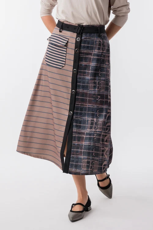 Una falda que mezcla texturas, líneas y detalles como si fueran notas de una misma melodía. Su diseño combina estampados y botones que aportan carácter y movimiento al look. Original, cómoda y llena de personalidad, es perfecta para crear conjuntos únicos. Porque tu estilo también es una forma de contar tu historia.

Composición: 100% Poliéster.

Se recomienda lavar a mano o en lavadora hasta 30º. No usar lejía, planchar suavemente del revés hasta 110º y no usar secadora.