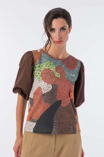 Camiseta con estampado artístico multicolor que combina formas orgánicas y tonos cálidos llenos de personalidad. Sus mangas abullonadas en contraste aportan volumen y un toque elegante. El diseño fluido la hace cómoda y especial para el día a día. Una prenda original para looks con carácter creativo.

Composición:

100%COTTON
SLEEVES:&nbsp;69,4%VISCOSE 30,6%POLYAMIDE

Se recomienda lavar a mano o en lavadora hasta 30º. No usar lejía, planchar suavemente del revés hasta 110º y no usar secadora.