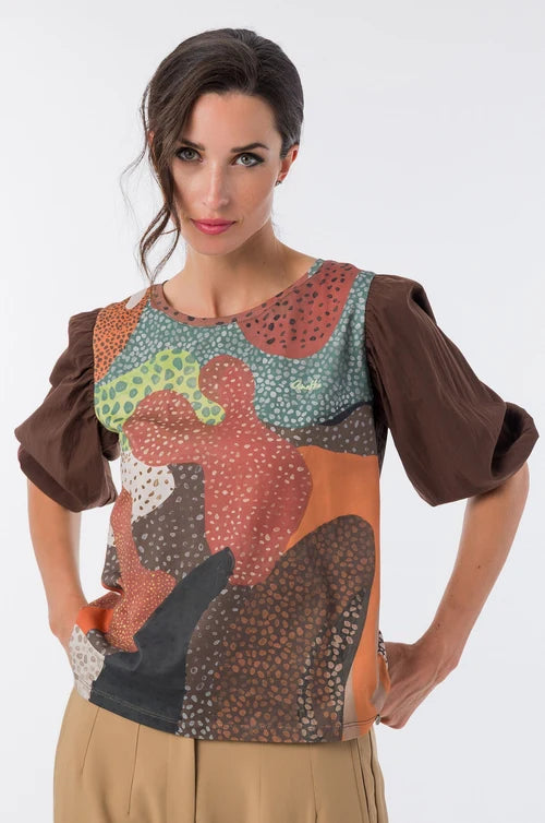 Camiseta con estampado artístico multicolor que combina formas orgánicas y tonos cálidos llenos de personalidad. Sus mangas abullonadas en contraste aportan volumen y un toque elegante. El diseño fluido la hace cómoda y especial para el día a día. Una prenda original para looks con carácter creativo.

Composición:

100%COTTON
SLEEVES:&nbsp;69,4%VISCOSE 30,6%POLYAMIDE

Se recomienda lavar a mano o en lavadora hasta 30º. No usar lejía, planchar suavemente del revés hasta 110º y no usar secadora.