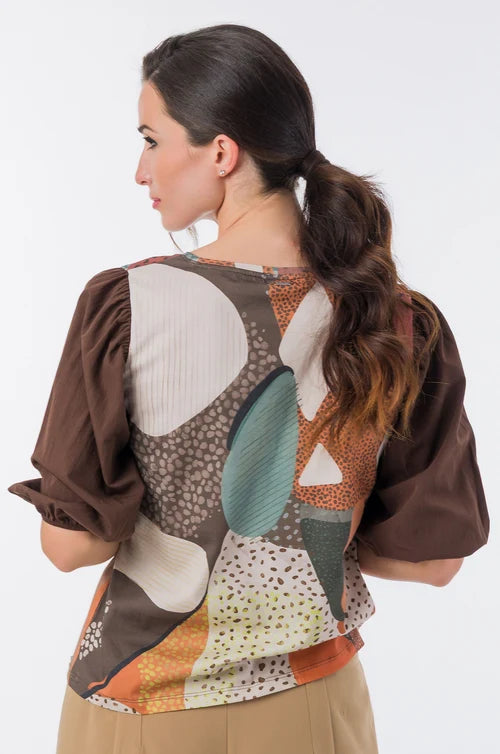 Camiseta con estampado artístico multicolor que combina formas orgánicas y tonos cálidos llenos de personalidad. Sus mangas abullonadas en contraste aportan volumen y un toque elegante. El diseño fluido la hace cómoda y especial para el día a día. Una prenda original para looks con carácter creativo.

Composición:

100%COTTON
SLEEVES:&nbsp;69,4%VISCOSE 30,6%POLYAMIDE

Se recomienda lavar a mano o en lavadora hasta 30º. No usar lejía, planchar suavemente del revés hasta 110º y no usar secadora.