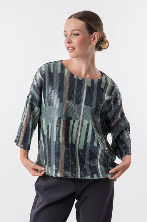 Camisa en tono verde con estampado geométrico y sutil efecto brillante que aporta un estilo moderno y original. Su corte amplio y mangas cortas crean una silueta cómoda y ligera. Una prenda con carácter que ilumina cualquier look. Perfecta para añadir un toque artístico y sofisticado a tu día a día.

Composición: 95,1% Poliéster y 4,9% Elastano.

Se recomienda lavar a mano o en lavadora hasta 30º. No usar lejía, planchar suavemente del revés hasta 110º y no usar secadora.