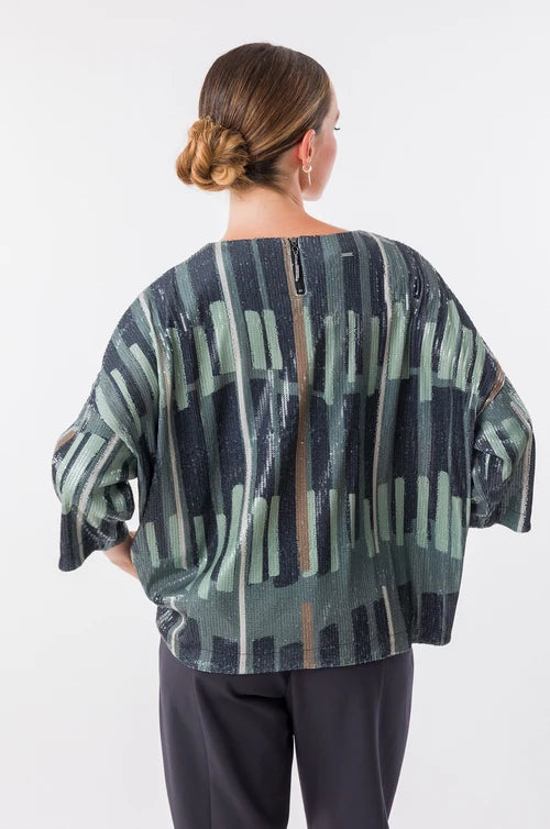 Camisa en tono verde con estampado geométrico y sutil efecto brillante que aporta un estilo moderno y original. Su corte amplio y mangas cortas crean una silueta cómoda y ligera. Una prenda con carácter que ilumina cualquier look. Perfecta para añadir un toque artístico y sofisticado a tu día a día.

Composición: 95,1% Poliéster y 4,9% Elastano.

Se recomienda lavar a mano o en lavadora hasta 30º. No usar lejía, planchar suavemente del revés hasta 110º y no usar secadora.