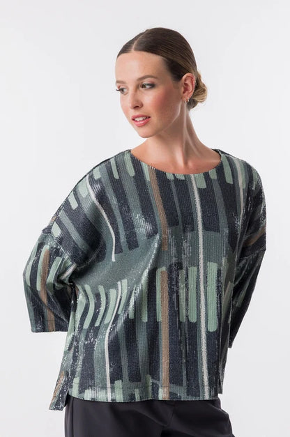 Camisa en tono verde con estampado geométrico y sutil efecto brillante que aporta un estilo moderno y original. Su corte amplio y mangas cortas crean una silueta cómoda y ligera. Una prenda con carácter que ilumina cualquier look. Perfecta para añadir un toque artístico y sofisticado a tu día a día.

Composición: 95,1% Poliéster y 4,9% Elastano.

Se recomienda lavar a mano o en lavadora hasta 30º. No usar lejía, planchar suavemente del revés hasta 110º y no usar secadora.
